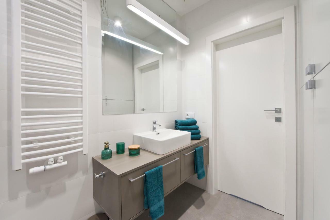Apartment Chic Designer With Original Art And Old Town View
