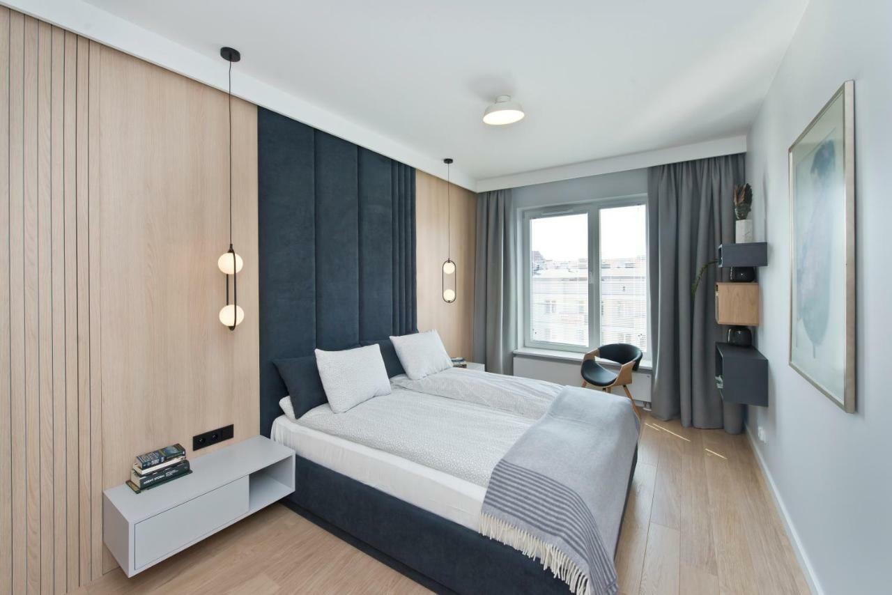 Huoneisto Chic Designer With Original Art And Old Town View