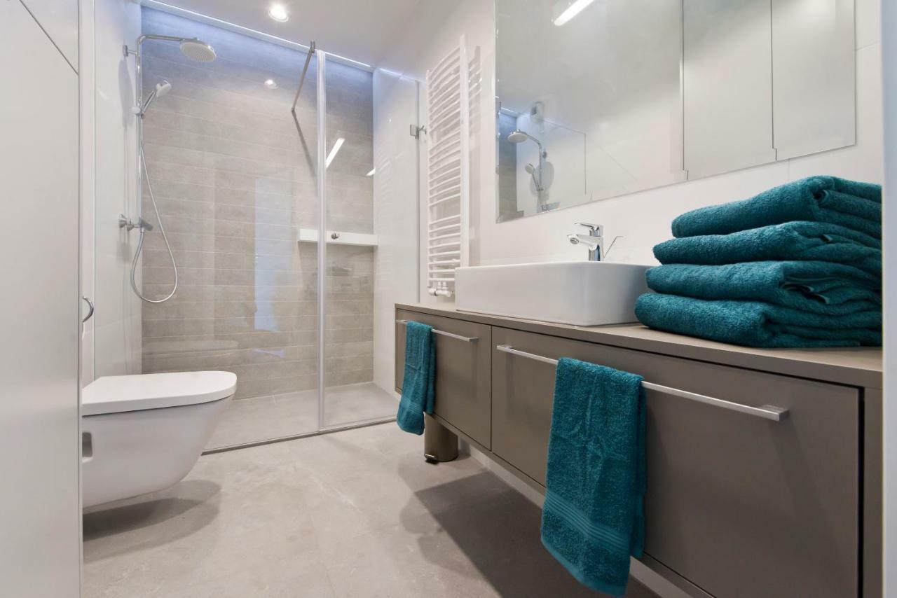 Chic Designer With Original Art And Old Town View Apartment Gdansk